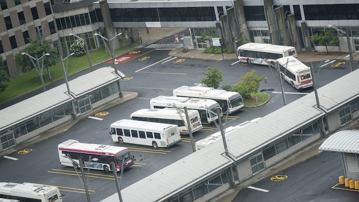 Des autobus dans le stationnement du terminus du RTL au métro Longueuil-Université de Sherbrooke.