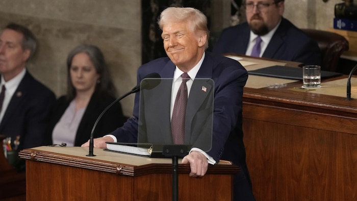 Donald Trump sourit avec satisfaction au micro devant les membres du Congrès.