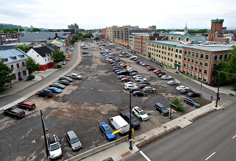 Le stationnement Dorchester fera place à un projet immobilier et commercial, qui comprendra notamment un hôtel de 150 chambres.|800x548.16