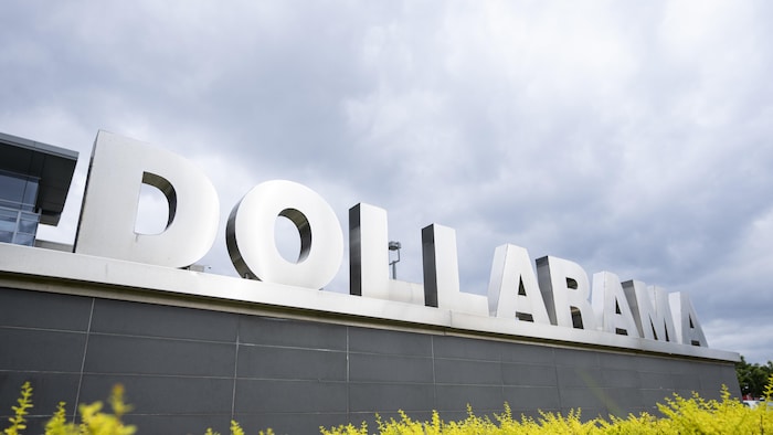 Un grand logo de Dollarama devant l'édifice du siège social.