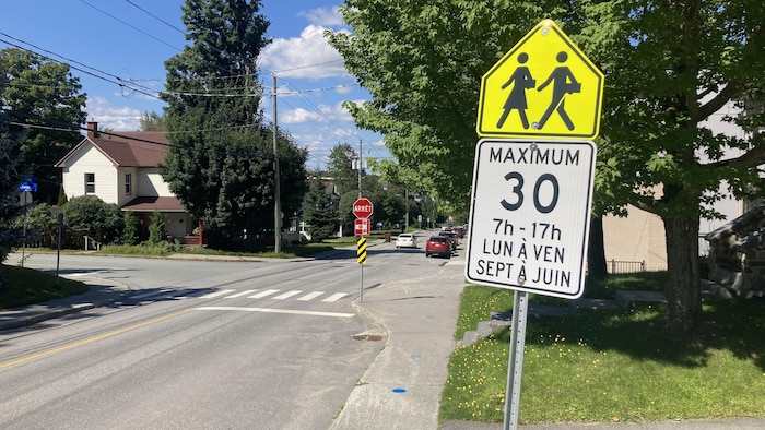 Une affiche de vitesse limitée en zone scolaire.