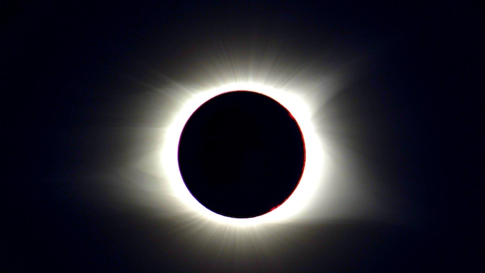 La lune recouvre complètement le Soleil (totalité) lors de l'éclipse solaire totale de l'été 2017.