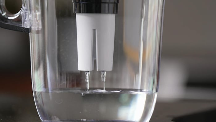 Un filtre à eau dans un pichet.