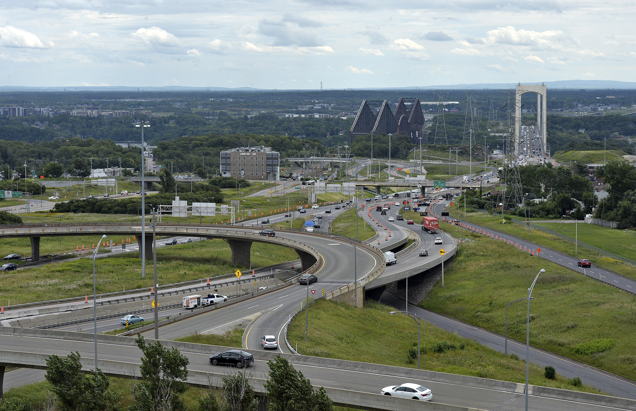 Construits à la fin des années 60, les ouvrages de l’échangeur de la tête des ponts ont atteint la fin de leur vie utile. Comme l’ensemble du réseau autoroutier construit à cette époque