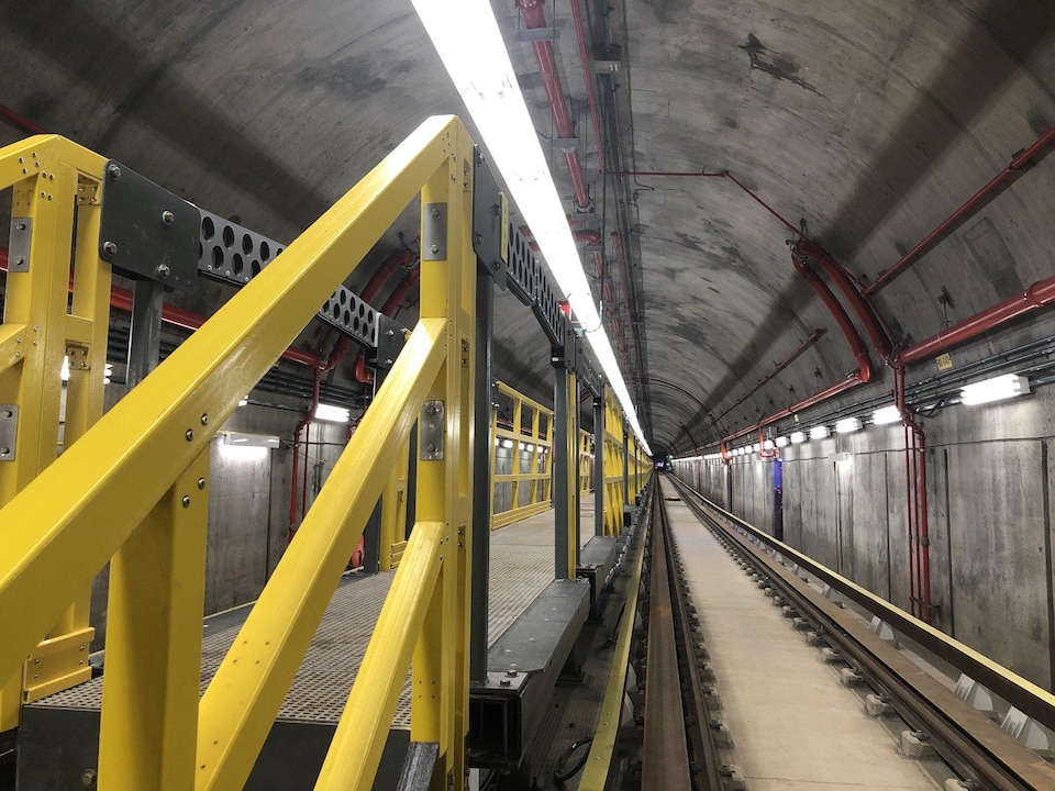 Une voie souterraine de métro.