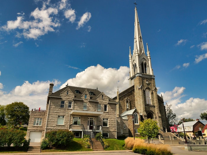 L'église Saint-Michel-de-Sillery et son presbytère, par une superbe journée ensoleillée du début du mois de septembre.