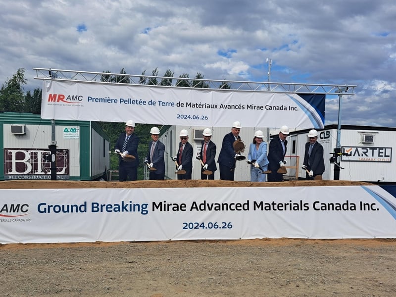 Première pelletée de terre à l'usine de Mirae Advanced Materials du côté de Bécancour.|800x0