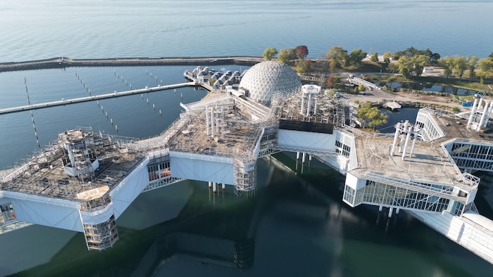 Vue du site à partir d'un drone avec le lac Ontario en arrière-plan.