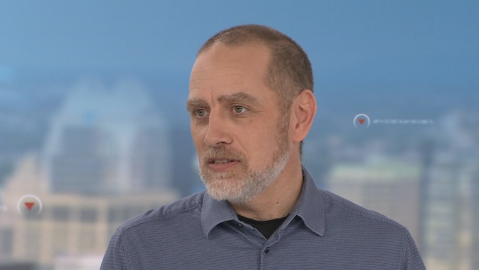 Bernard Larivière parle lors d'une entrevue télévisée.