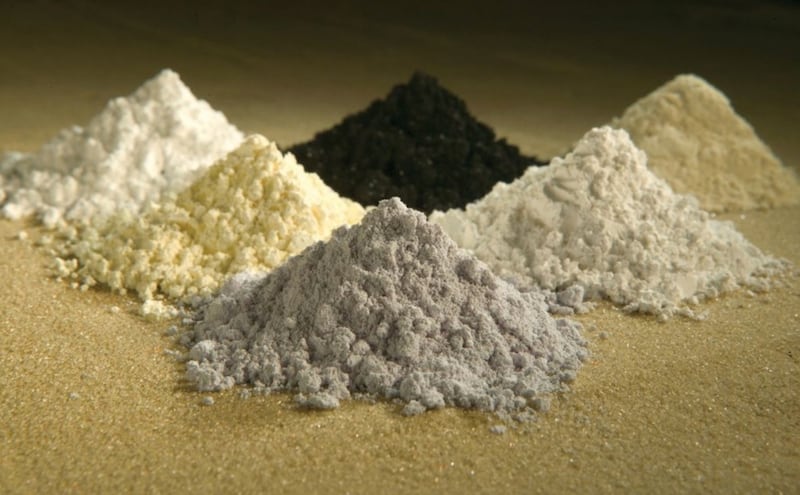 Des terres rares, dans le sens horaire en commençant par le centre à l’arrière : du praseodymium, du cerium, du lanthanum, du neodymium, du samarium, et du gadolinium|800x495.748031496063