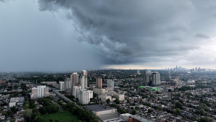 De gros nuages gris au-dessus de la ville.