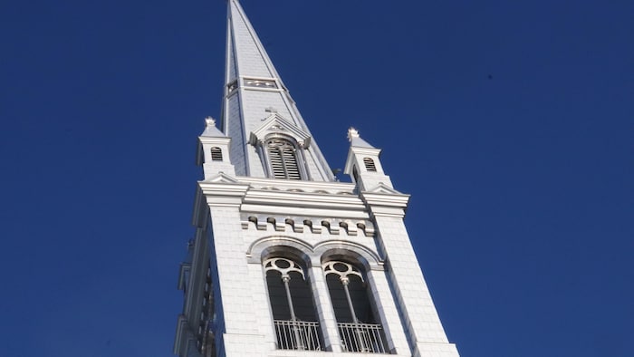 Un clocher d'église pointant vers le ciel