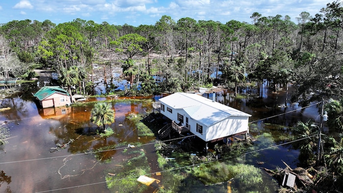 Une image de drone montre une zone inondée et endommagée par l'ouragan Helene à Steinhatchee, en Floride, aux États-Unis, le 27 septembre 2024.