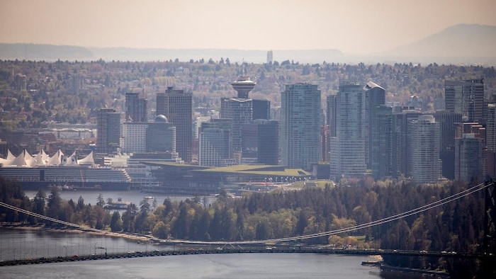 Des immeubles du centre-ville de Vancouver vus de loin.