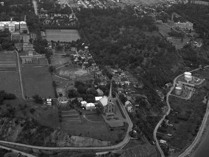 Vue aérienne de Sillery en 1945, alors que la ville est encore très peu développée. À perte de vue, on peut voir quelques maisons éparses, et l'église et le collège Jésus-Marie très isolés au milieu des champs.