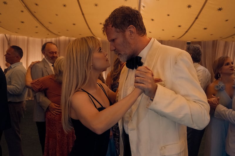 <i>Vous êtes cordialement invités</i>: Deux mariages et un lot de malentendus