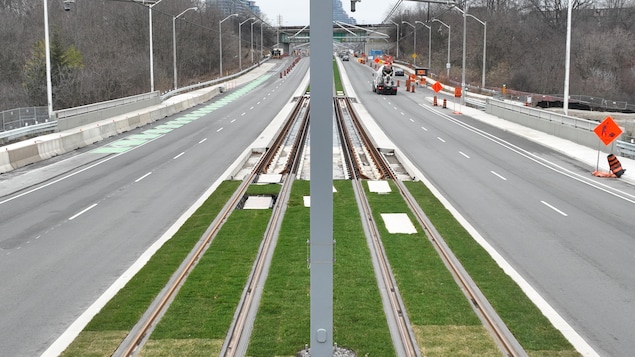 Photos aériennes (drone) des voies du train léger d'Eglinton Crosstown, entre Don Mills et la rue Leslie.