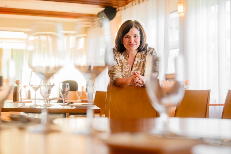Véronyque Tremblay est présidente-directrice générale de l'Association Hôtellerie du Québec et de l'Association québécoise des spas. On la voit ici dans une salle de restaurant à l'hôtel Le Bonne Entente, à Québec.|800x533.3333333333334