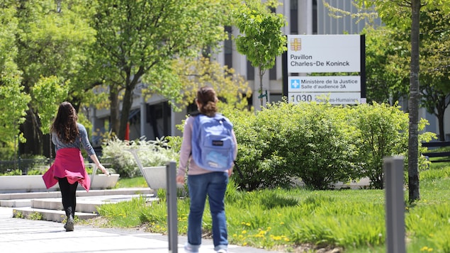 Des étudiantes marchent sur le campus de l'Université Laval.
