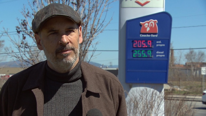 Patrick Gonzalez accorde une entrevue à l'extérieur, devant une station-service, au printemps.