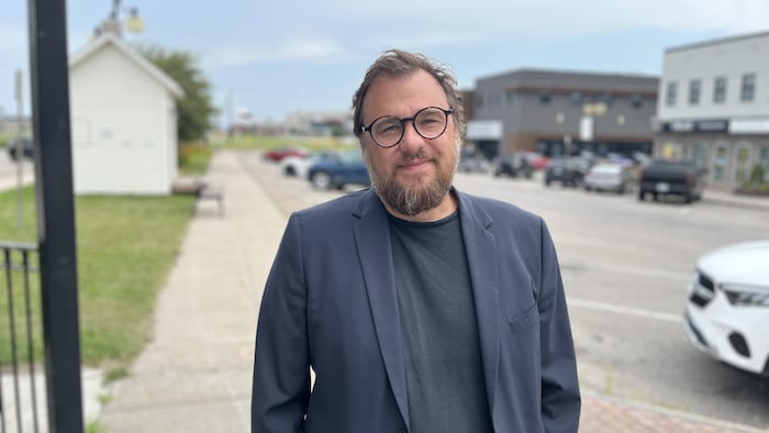 Mario Simard prend la pose pour une photo.