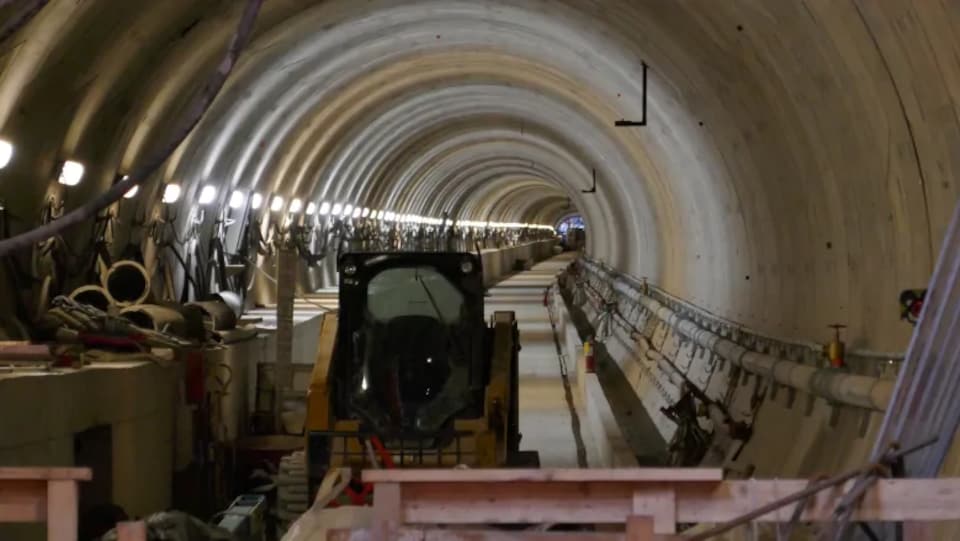 Un tunnel souterrain en construction.