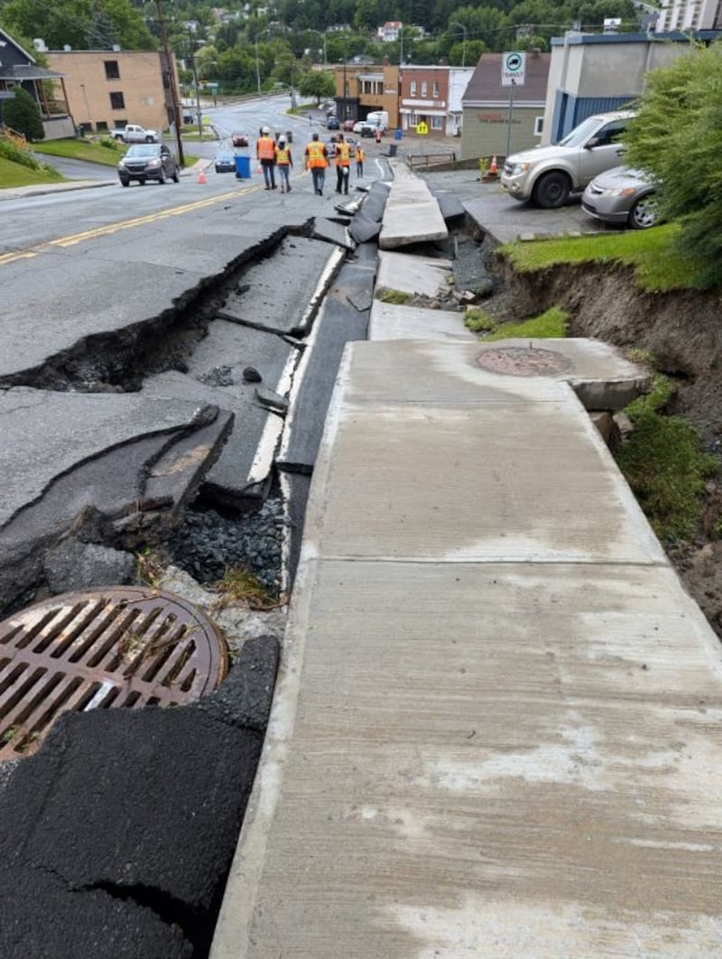 La pluie intense a causé d'importants dommages sur la route 108 traversant Beauceville au début du mois de juillet. «Notre réseau est conçu pour des événements climatiques extrêmes, mais les changements climatiques sont coquins et plus intenses qu’on pensait auparavant», indique le MTMD.|800x1062.2296173044924