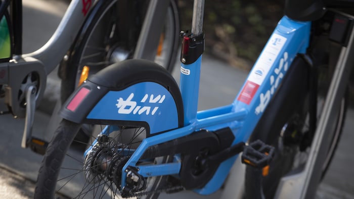 Un vélo électrique bleu de Bixi.
