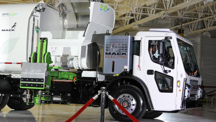 Un camion électrique de collecte des déchets.