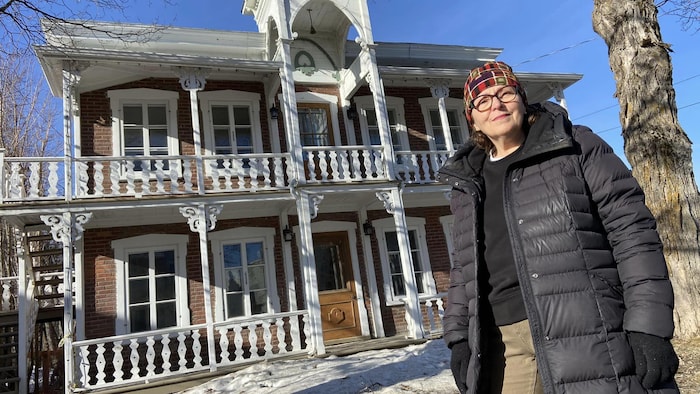 Johanne Robin devant son gîte.