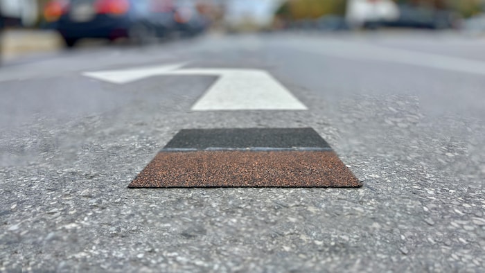 Un bardeau d'asphalte dans la rue.