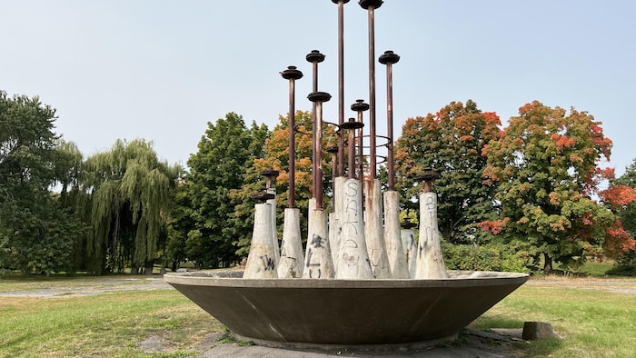 Une fontaine au milieu d'un parc.