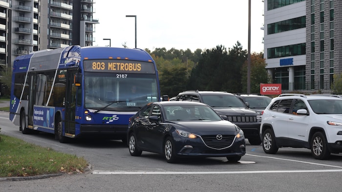 Une rue avec des voitures et des autobus.