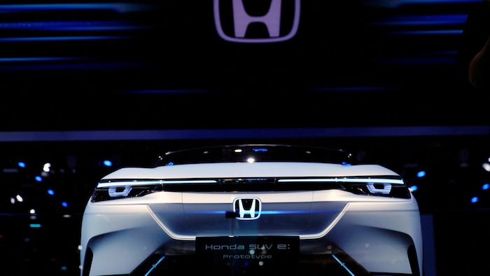 L'avant d'une voiture électrique de Honda.