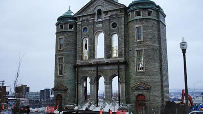 La façade de l'église Saint-Vincent-de-Paul en hiver.