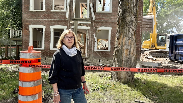 Johanne Robin devant son gîte en démolition.