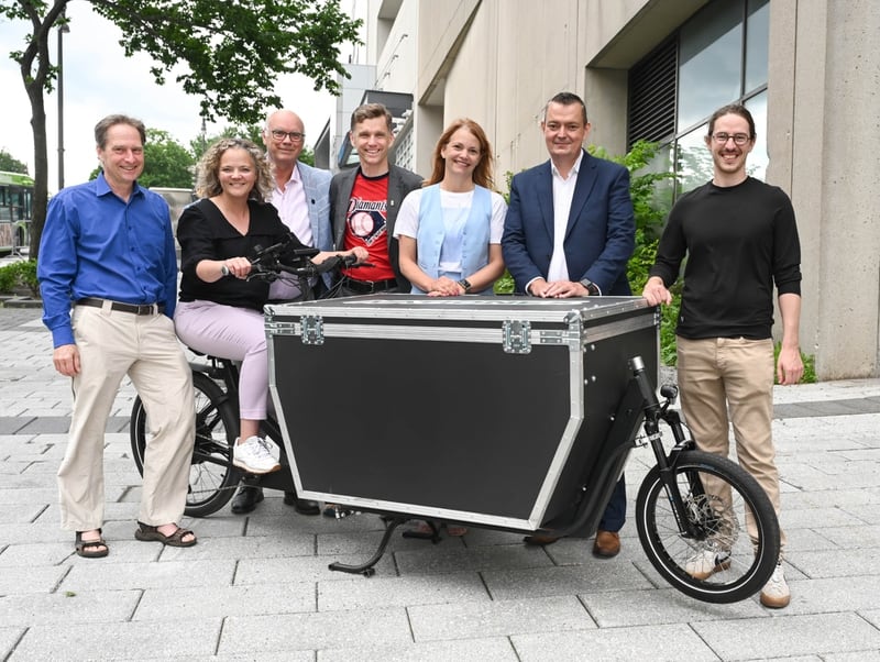 Les partenaires du projet de Coop Carbone et le maire de Québec, Bruno Marchand se sont réunis mardi matin pour le lancement du projet pilote de livraison en vélo-cargo.|800x0