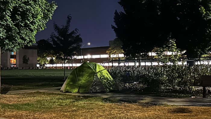 Une tente dans un parc.