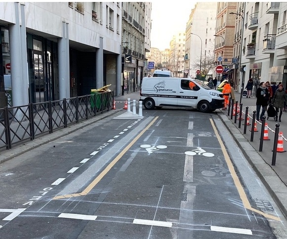 Le marquage bien éloigné des bords rétrécitla chausséevisuellement et pousse les cyclistes vers le centre