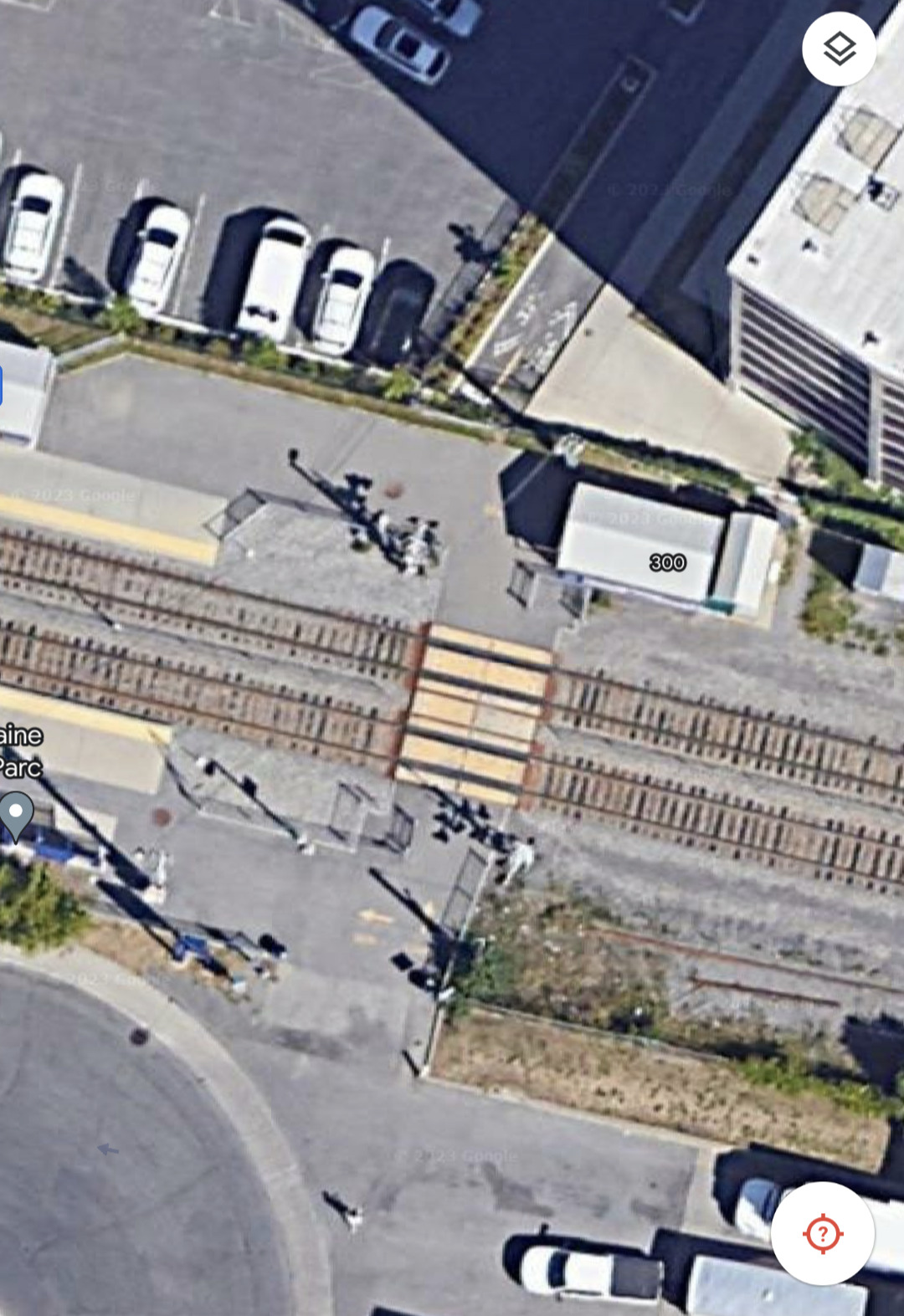 Gare Parc, on y voit une piste cyclable qui se termine en cul de sac juste devant le passage à niveau de la gare