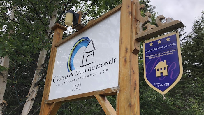 L'ancienne enseigne des Chalets du bout du monde.
