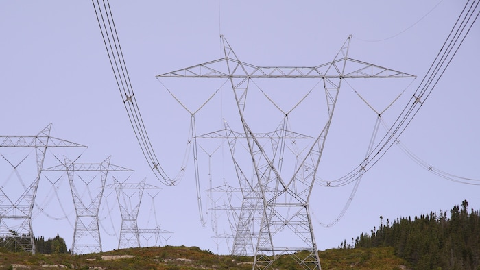 Des pylônes électriques sur la Côte-Nord.