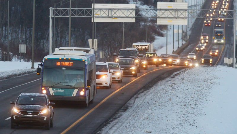 Les automobilistes du Québec pourraient bientôt voir apparaître de nouvelles taxes sur l'immatriculation pour financer le transport collectif.|800x0