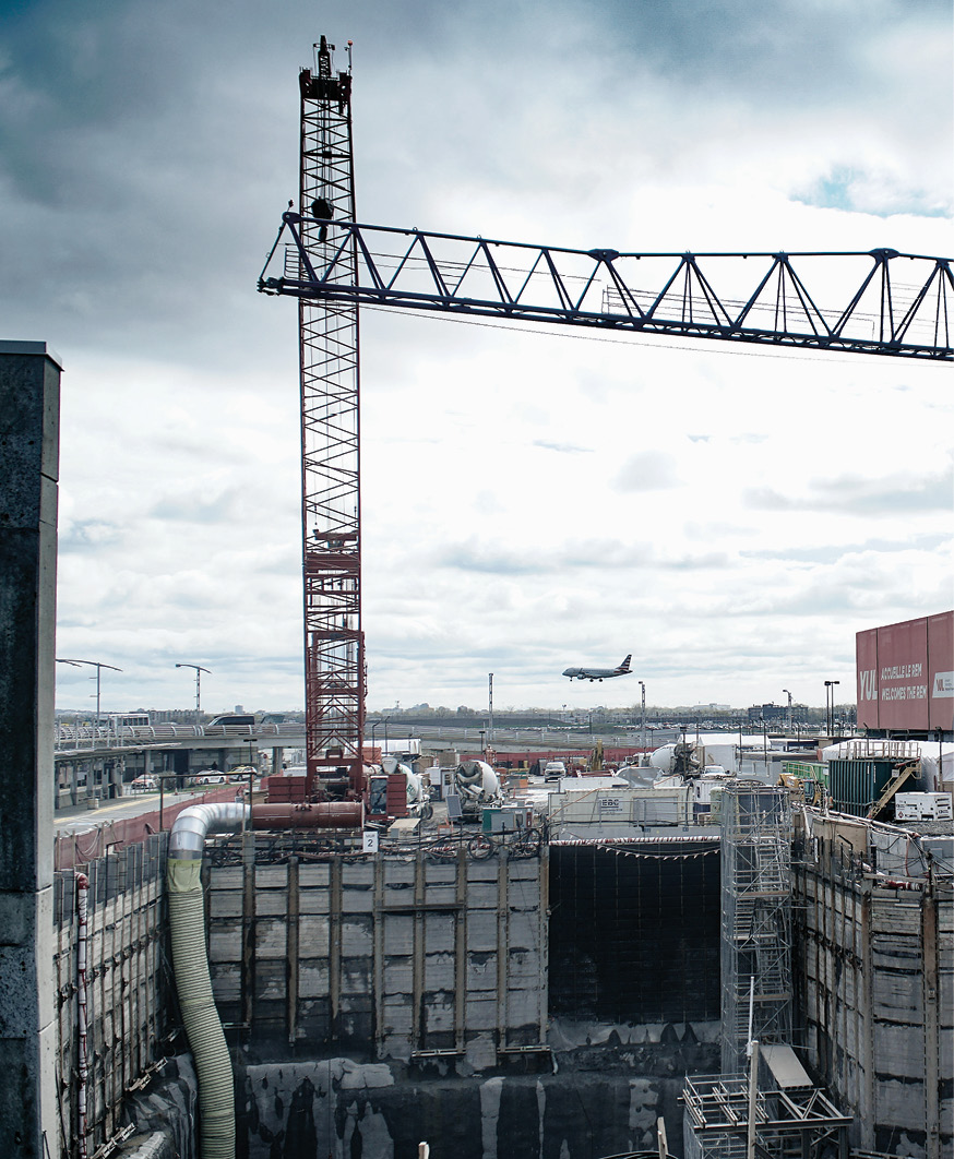 Le-chantier-de-la-station-YUL-Aeroport-Montreal-Trudeau-enclave-entre-le-stationnement-etage-et-les-debarcaderes.-CR-Connect-Cite