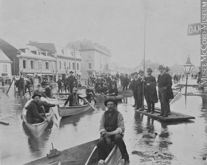Des hommes dans une embarcation en 1886 lors de l'inondation à Montréal.