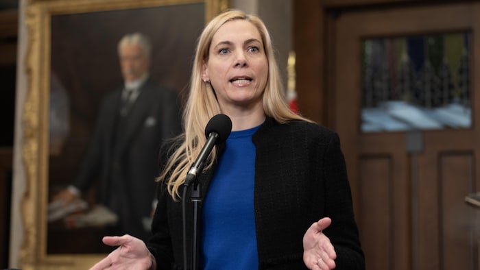 Pascale St-Onge en point de presse au parlement.