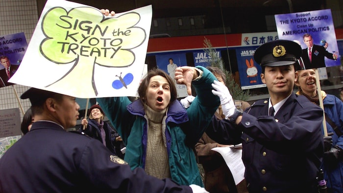 Manifestation contre le rejet par le président Bush fils du protocole de Kyoto sur le climat au Japon en février 2002.