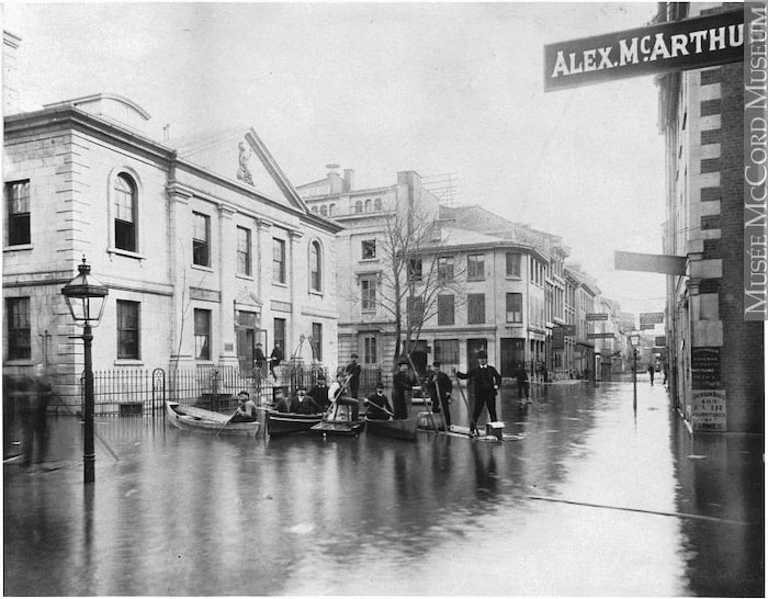 Le square de la Douane, rue Saint-Paul, à Montréal en 1886 complètement inondé.