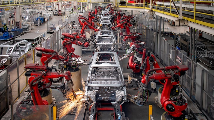 Des bras robotisés assemblent des voitures dans la ligne de production des véhicules électriques de Leapmotor dans une usine à Jinhua, dans la province du Zhejiang, en Chine.