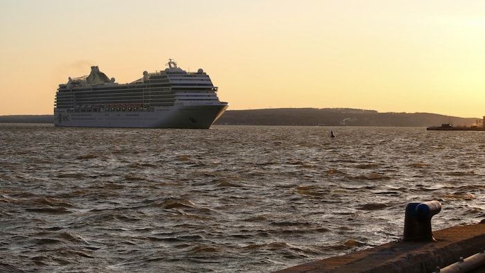 Un navire de croisière.